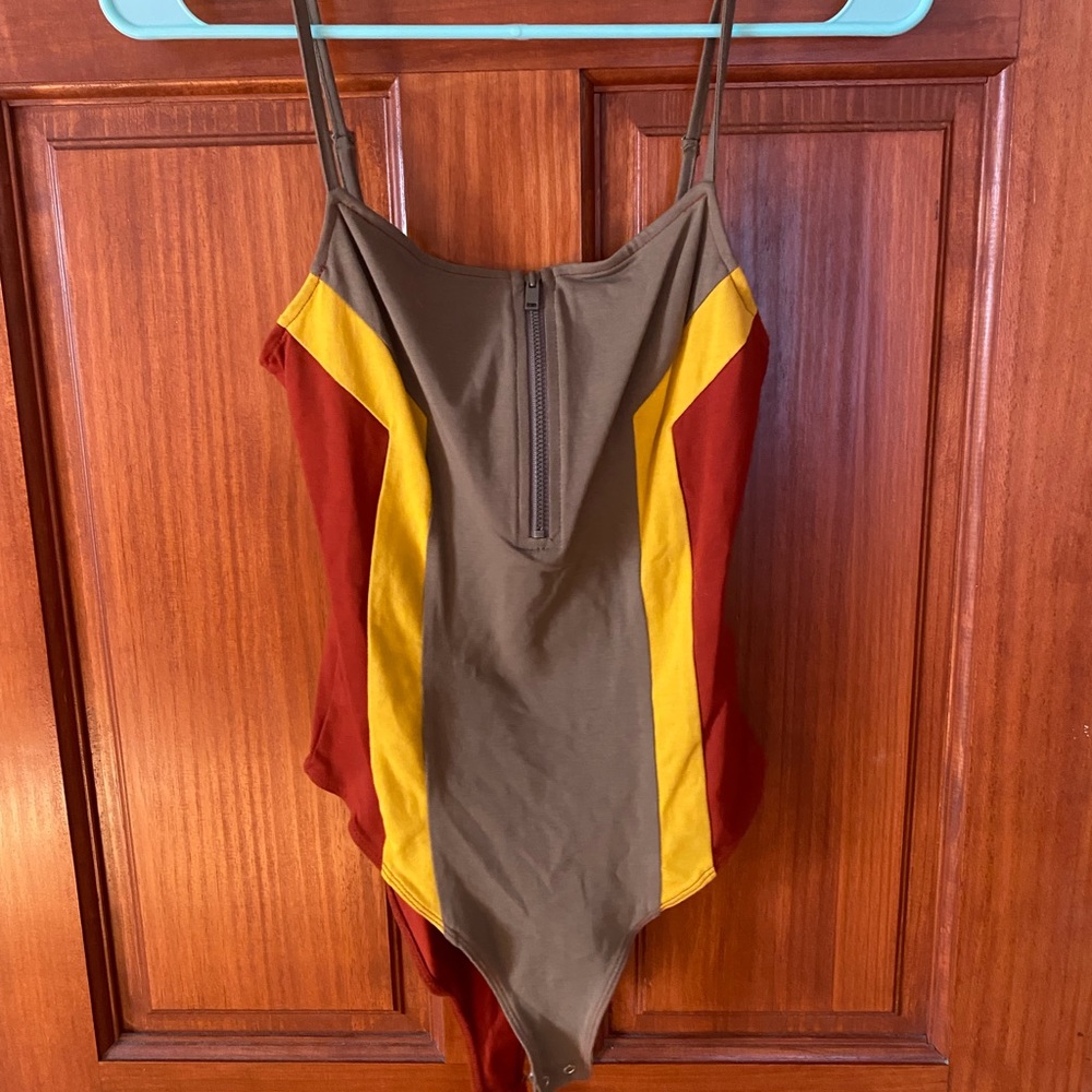 Forever 21 body suit with zipper size medium NEVER WORN-tag still on